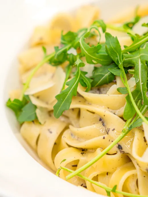 Pizza fraîchement préparée à la pizzeria Ozzy, Blois